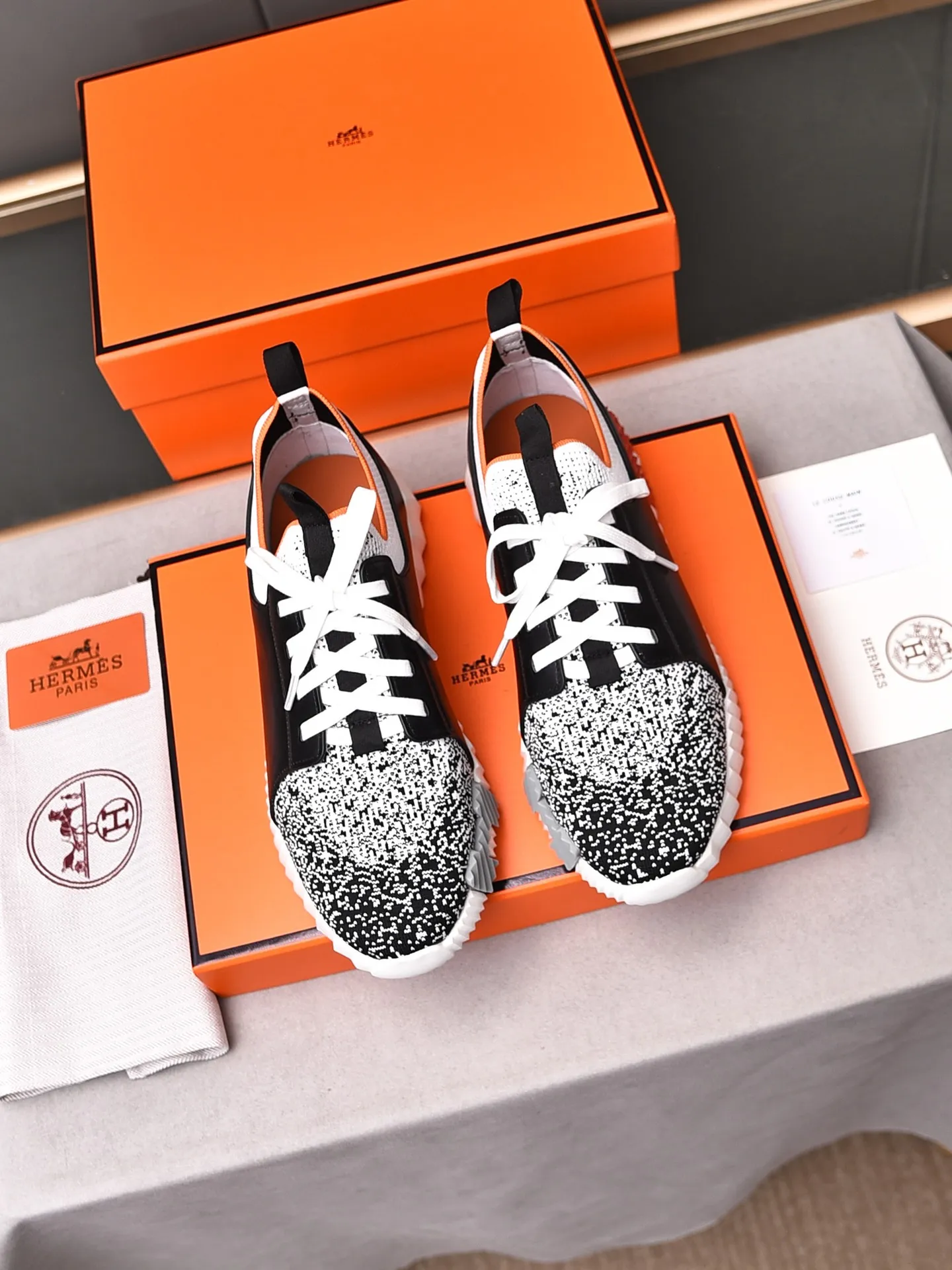 Factory price PP600 [Hermes] fe new arrival~ New Bouncing sneakers are the most comfortable shoes from Hermès, no one else⃣️. They are very light on the feet and look great. You won’t feel tired even when you go shopping and running around. 👍 Very light and comfortable, very light, suitable for both sports and leisure, and feel great when you step on them! It’s up to you to choose, there’s always what you want~ ✔️Fabric: Imported first-layer cowhide + high-elastic fly weave ✔️Inner lining: Imported water-dyed cow lining ✔️Outsole: Seamless combination of IP+TPU (multi-color letters) German technology irradiation machine ✔️Code number: Male 38-44 (45 customized)